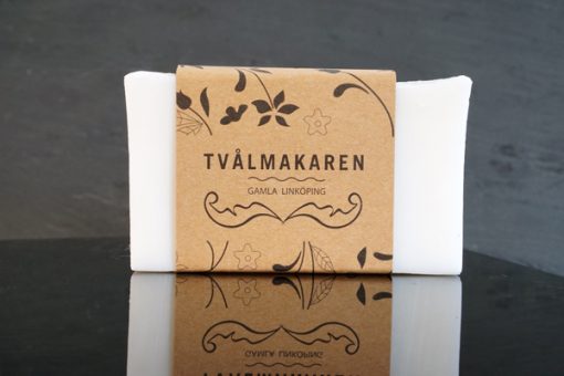 Ekologisk Handgjord tvål. Rektangulärgformad och inslagen i brunt papper med Tvålmakarens logga på. Vit färg, Återfuktande.