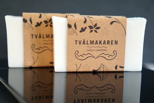 Ekologisk Handgjord tvål. Rektangulärgformad och inslagen i brunt papper med Tvålmakarens logga på. Vit färg, Återfuktande.