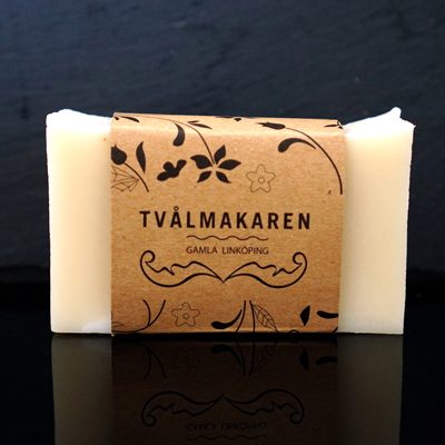 Ekologisk Handgjord tvål. Rektangulärgformad och inslagen i brunt papper med Tvålmakarens logga på. Ljusbeige färg, Barntvål.