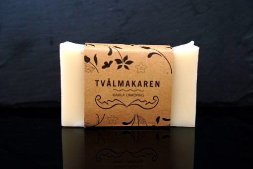 Ekologisk Handgjord tvål. Rektangulärgformad och inslagen i brunt papper med Tvålmakarens logga på. Ljusbeige färg, Barntvål.