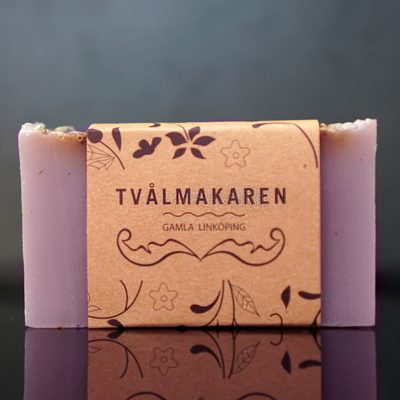 Ekologisk Handgjord tvål. Rektangulärgformad och inslagen i brunt papper med Tvålmakarens logga på. Lila färg, doft av Lavendel.