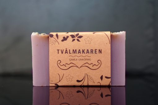 Ekologisk Handgjord tvål. Rektangulärgformad och inslagen i brunt papper med Tvålmakarens logga på. Lila färg, doft av Lavendel.