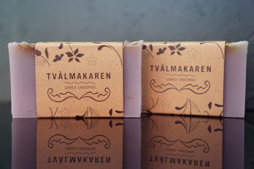 Ekologisk Handgjord tvål. Rektangulärgformad och inslagen i brunt papper med Tvålmakarens logga på. Lila färg, doft av Lavendel.