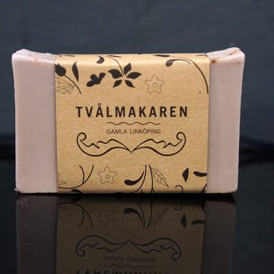 Ekologisk Handgjord tvål. Rektangulärgformad och inslagen i brunt papper med Tvålmakarens logga på. Beige färg kryddad med kanel, doft av Pepparkaka.