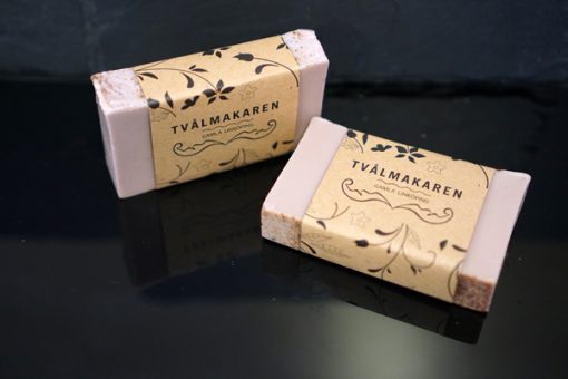 Ekologisk Handgjord tvål. Rektangulärgformad och inslagen i brunt papper med Tvålmakarens logga på. Beige färg kryddad med kanel, doft av Pepparkaka.