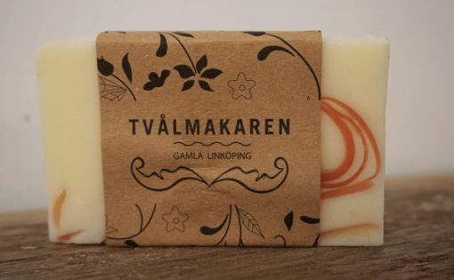 Ekologisk Handgjord tvål. Rektangulärgformad och inslagen i brunt papper med Tvålmakarens logga på. Ljusgul och röd färg, doft av Summer fever.