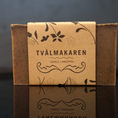 Ekologisk Handgjord tvål. Rektangulärgformad och inslagen i brunt papper med Tvålmakarens logga på. Brun färg, doft av Kökstvål, rosmarin och kaffe.