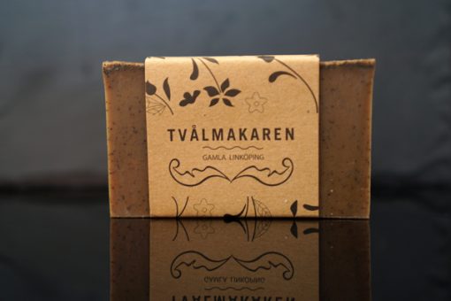 Ekologisk Handgjord tvål. Rektangulärgformad och inslagen i brunt papper med Tvålmakarens logga på. Brun färg, doft av Kökstvål, rosmarin och kaffe.