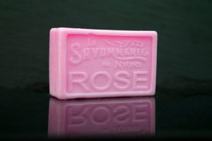 100 gram Rektangulärformad tvål från Frankrike. Tryckt text på framsidan. Rosa färg, doft av Ros.