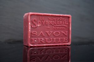 100 gram Rektangulärformad tvål från Frankrike. Tryckt text på framsidan. Vinröd färg, doft av Fruktig.