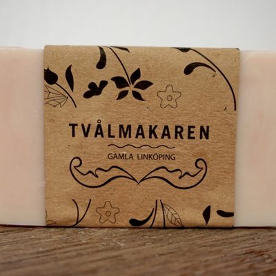 Ekologisk Handgjord tvål. Rektangulärgformad och inslagen i brunt papper med Tvålmakarens logga på. Rosa färg, doft av Strawberry and cream.