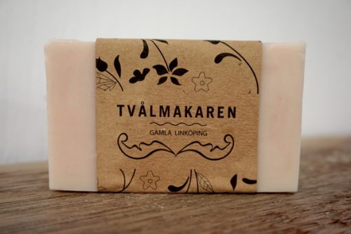 Ekologisk Handgjord tvål. Rektangulärgformad och inslagen i brunt papper med Tvålmakarens logga på. Rosa färg, doft av Strawberry and cream.