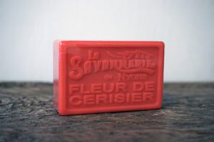 100 gram Rektangulärformad tvål från Frankrike. Tryckt text på framsidan. Röd färg, doft av Körsbärsblomma.