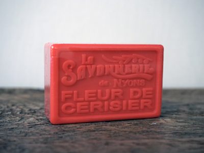 100 gram Rektangulärformad tvål från Frankrike. Tryckt text på framsidan. Röd färg, doft av Körsbärsblomma.