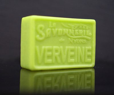100 gram Rektangulärformad tvål från Frankrike. Tryckt text på framsidan. Ljusgrön färg, doft av Verbena.