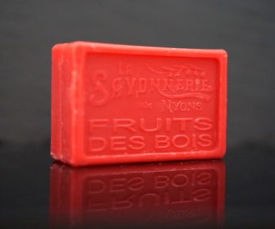 100 gram Rektangulärformad tvål från Frankrike. Tryckt text på framsidan. Klarröd färg, doft av Skogsbär.