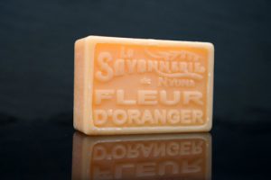 100 gram Rektangulärformad tvål från Frankrike. Tryckt text på framsidan. Orange färg, doft av Apelsinblomma.