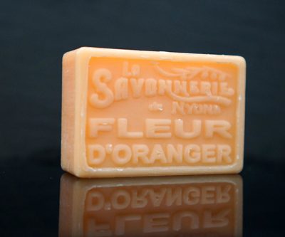 100 gram Rektangulärformad tvål från Frankrike. Tryckt text på framsidan. Orange färg, doft av Apelsinblomma.