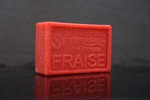 100 gram Rektangulärformad tvål från Frankrike. Tryckt text på framsidan. Röd färg, doft av Jordgubb.