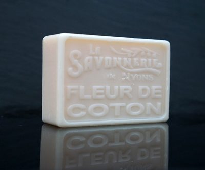 100 gram Rektangulärformad tvål från Frankrike. Tryckt text på framsidan. Vit färg, doft av Bomullsblomma.