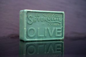 100 gram Rektangulärformad tvål från Frankrike. Tryckt text på framsidan. Mörkgrön färg, doft av Oliv.