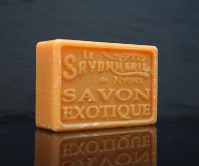 100 gram Rektangulärformad tvål från Frankrike. Tryckt text på framsidan. Orange och brun färg, doft av Exotisk.