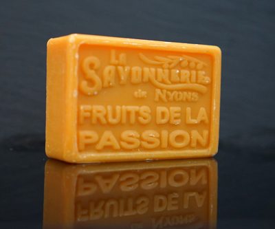 100 gram Rektangulärformad tvål från Frankrike. Tryckt text på framsidan. Gul-orange färg, doft av Passionsfrukt.