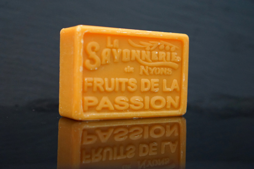 100 gram Rektangulärformad tvål från Frankrike. Tryckt text på framsidan. Gul-orange färg, doft av Passionsfrukt.
