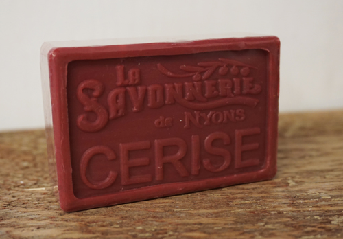 100 gram Rektangulärformad tvål från Frankrike. Tryckt text på framsidan. Mörkare röd färg, doft av Körsbär.