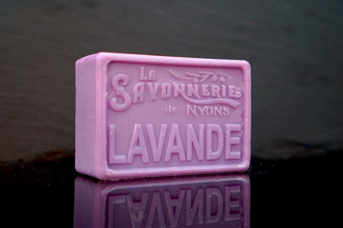 100 gram Rektangulärformad tvål från Frankrike. Tryckt text på framsidan. Lila färg, doft av Lavendel.