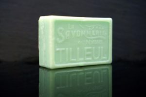100 gram Rektangulärformad tvål från Frankrike. Tryckt text på framsidan. Blå-grön färg, doft av Lind.