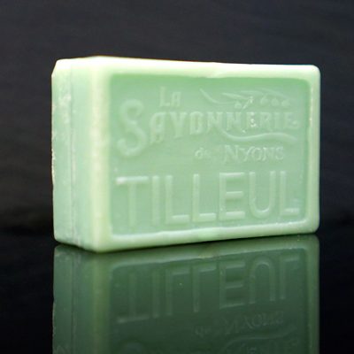 100 gram Rektangulärformad tvål från Frankrike. Tryckt text på framsidan. Blå-grön färg, doft av Lind.