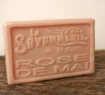 100 gram Rektangulärformad tvål från Frankrike. Tryckt text på framsidan. Ljusrosa färg, doft av Maj-Ros.