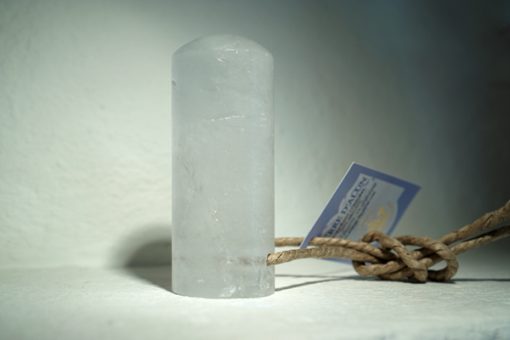 Kristalldeodorant. Cylinderformad och transparent färg. Brun rep iträtt för att enkelt kunna hänga stenen.