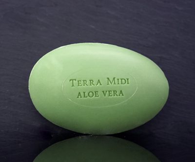 Tvål formad som gåsägg. Tryckt text på ovansidan. Grön färg, doft av Aloe Vera.