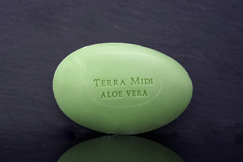 Tvål formad som gåsägg. Tryckt text på ovansidan. Grön färg, doft av Aloe Vera.