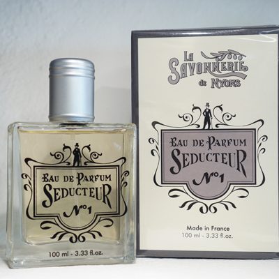 100 ml Parfym för Män. Glasflaska med lock i metall. Ståendes bredvid medföljande kartong med företaget logga på. Doft av Seducteur.