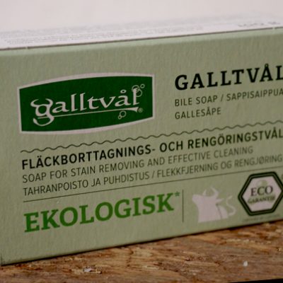 Kartong tillhörande fast galltvål. Ljusgrön med svart och grön text.