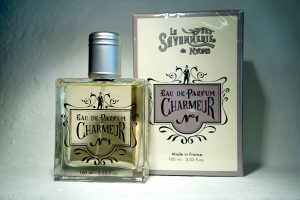100 ml Parfym för Män. Glasflaska med lock i metall. Ståendes bredvid medföljande kartong med företaget logga på. Doft av Charmeur.