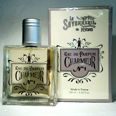 100 ml Parfym för Män. Glasflaska med lock i metall. Ståendes bredvid medföljande kartong med företaget logga på. Doft av Charmeur.