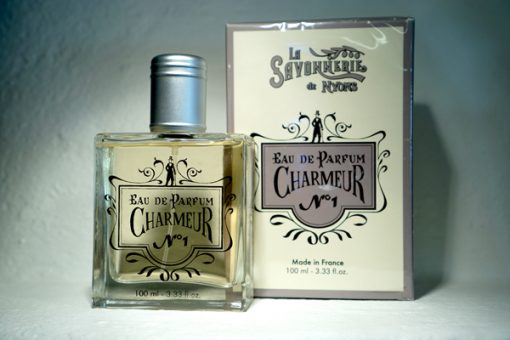 100 ml Parfym för Män. Glasflaska med lock i metall. Ståendes bredvid medföljande kartong med företaget logga på. Doft av Charmeur.