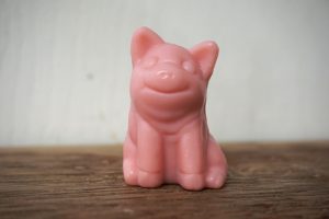 30 gram Liten tvål formad efter djur. Rosa sittandes gris.