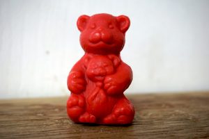 30 gram Liten tvål formad efter djur. Röd sittandes nallebjörn med björnunge i famnen.