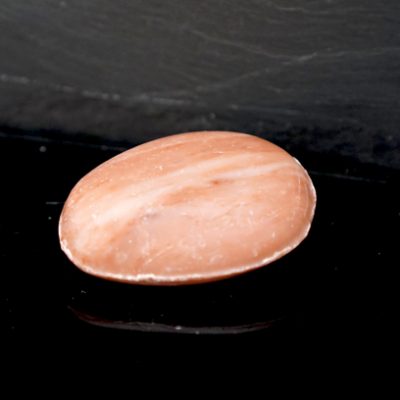 25 gram Tvål liknanade röd sten. Formad som en liten rund sten.