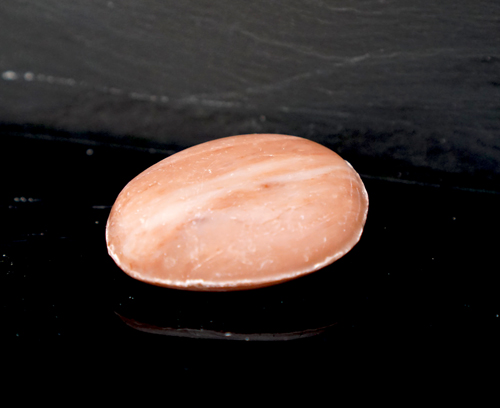 25 gram Tvål liknanade röd sten. Formad som en liten rund sten.