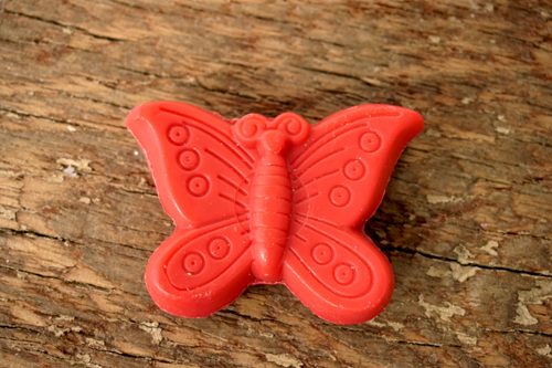 30 gram Liten tvål formad efter djur. Röd liggandes fjäril.