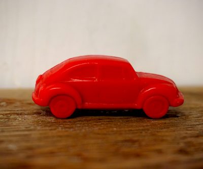 30 gram Liten tvål formad efter djur. Röd stående bil i profil.