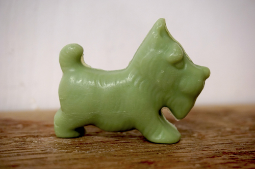 30 gram Liten tvål formad efter djur. Grön ståendes hund i profil.