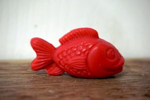 30 gram Liten tvål formad efter djur. Röd ståendes fisk i profil.