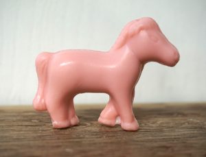30 gram Liten tvål formad efter djur. Rosa gående häst i profil.
